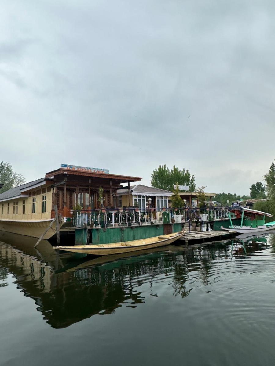 Movie land group of house boats - Housity
