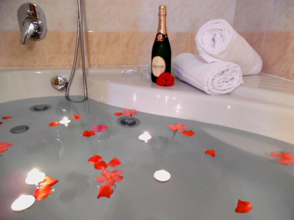 Hotel Majestic - Housity