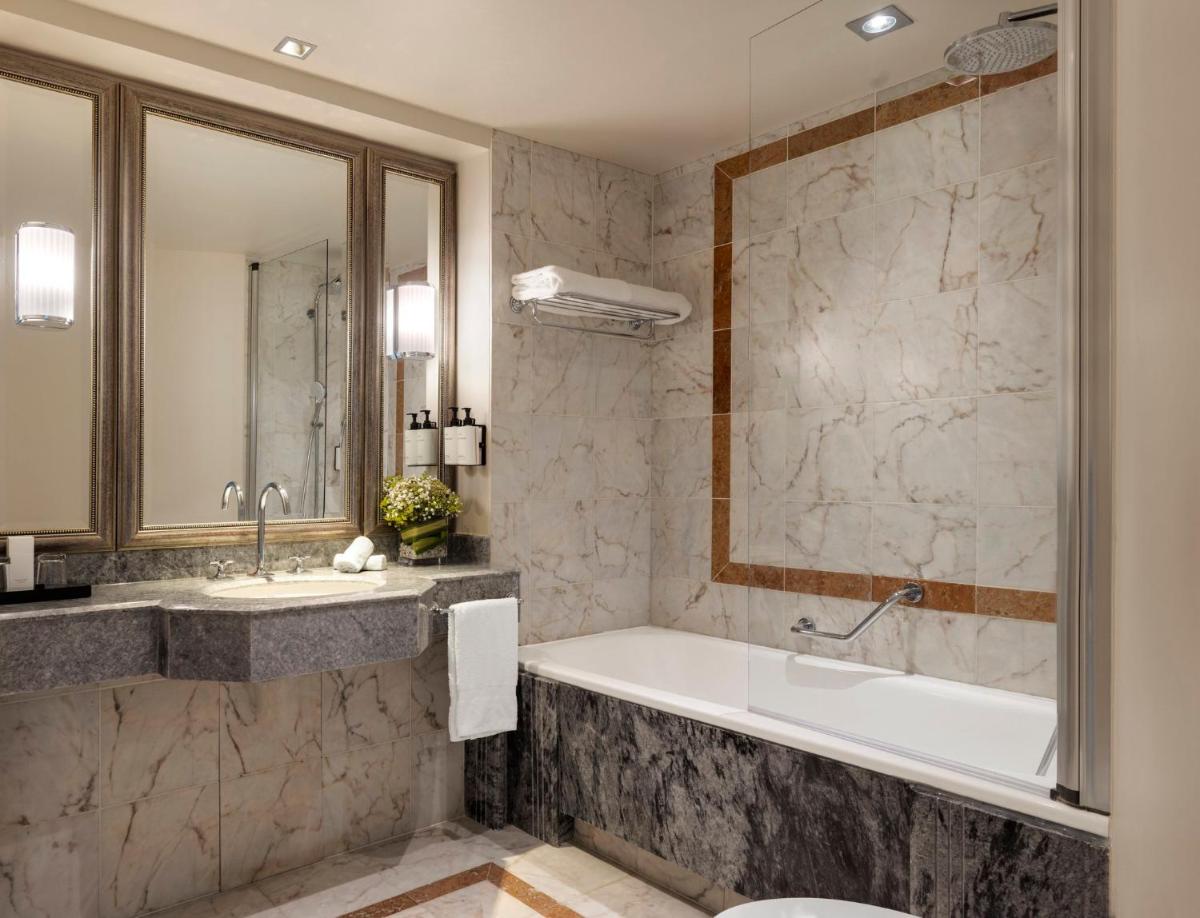 Salle de bains dans l'établissement InterContinental Hotels Chantilly Chateau Mont Royal by IHG