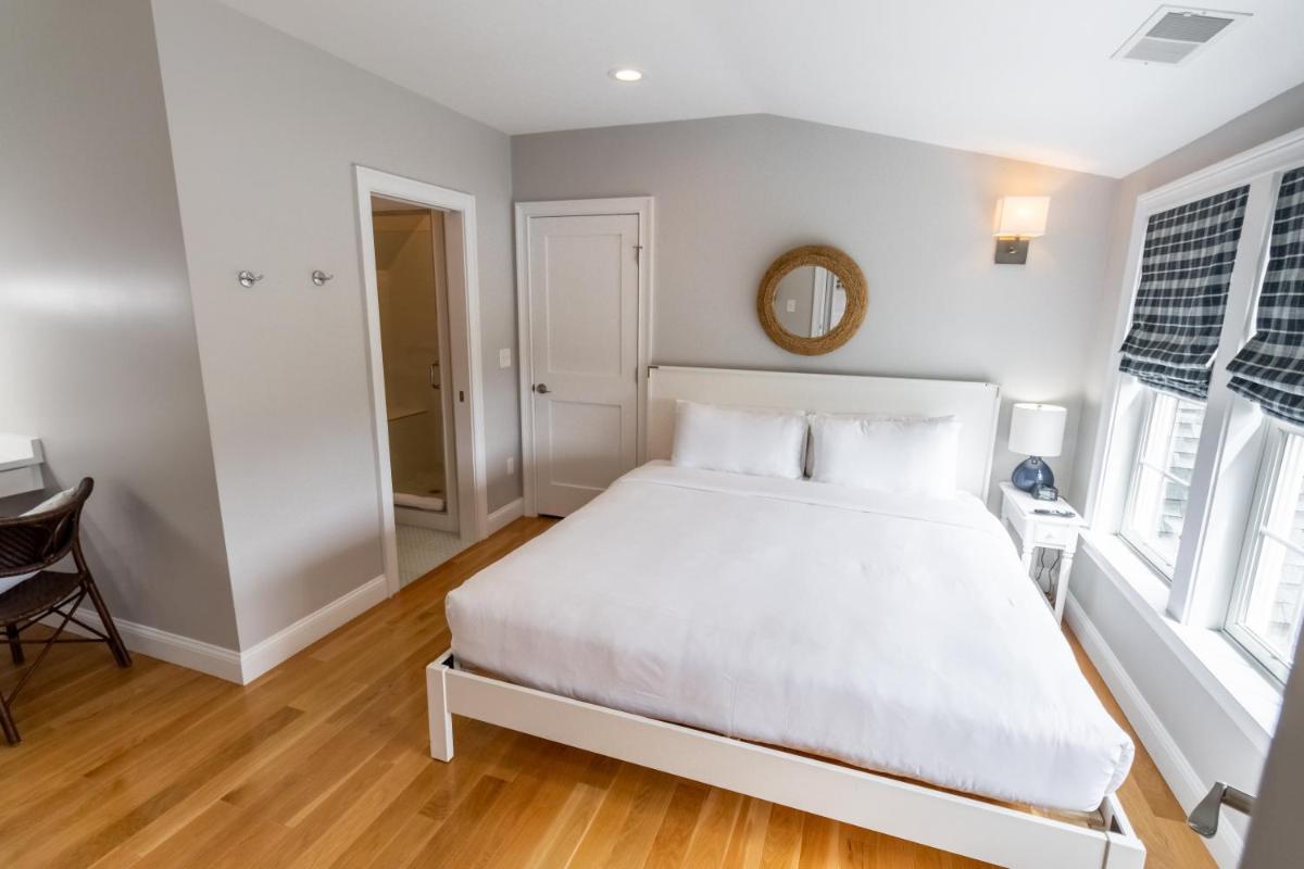 The East Island Reserve Hotel - Housity