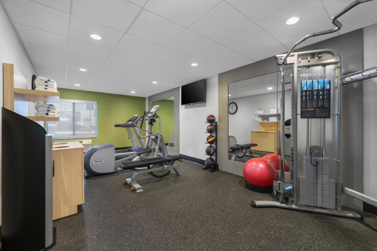 Spark by Hilton Bakersfield Central - Housity