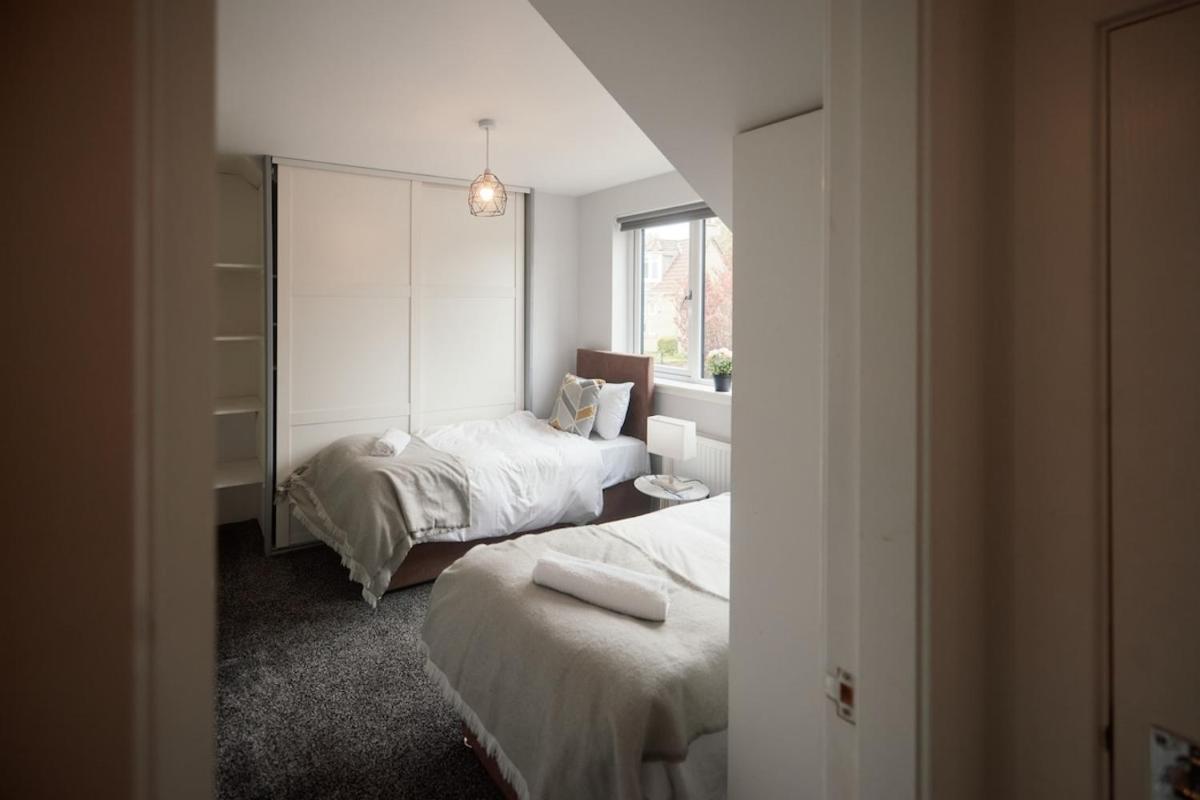 A Stunning And Slick Escape - Housity