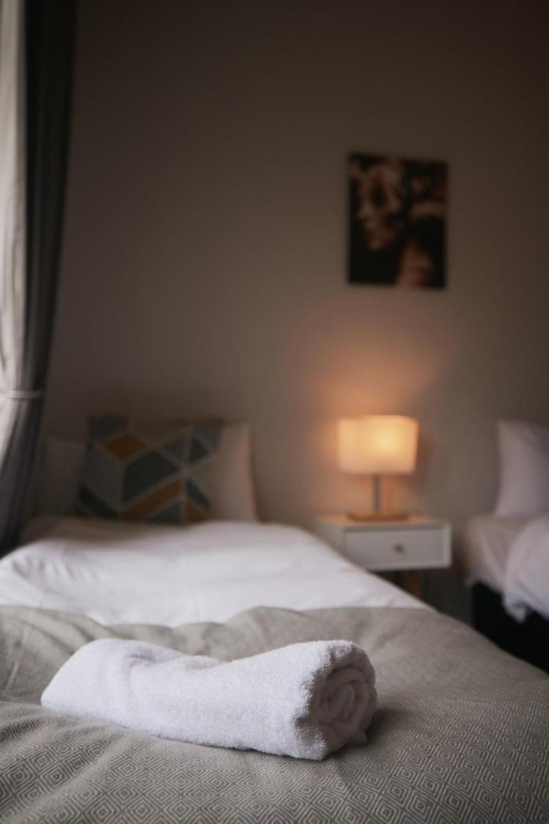 A Stunning And Slick Escape - Housity