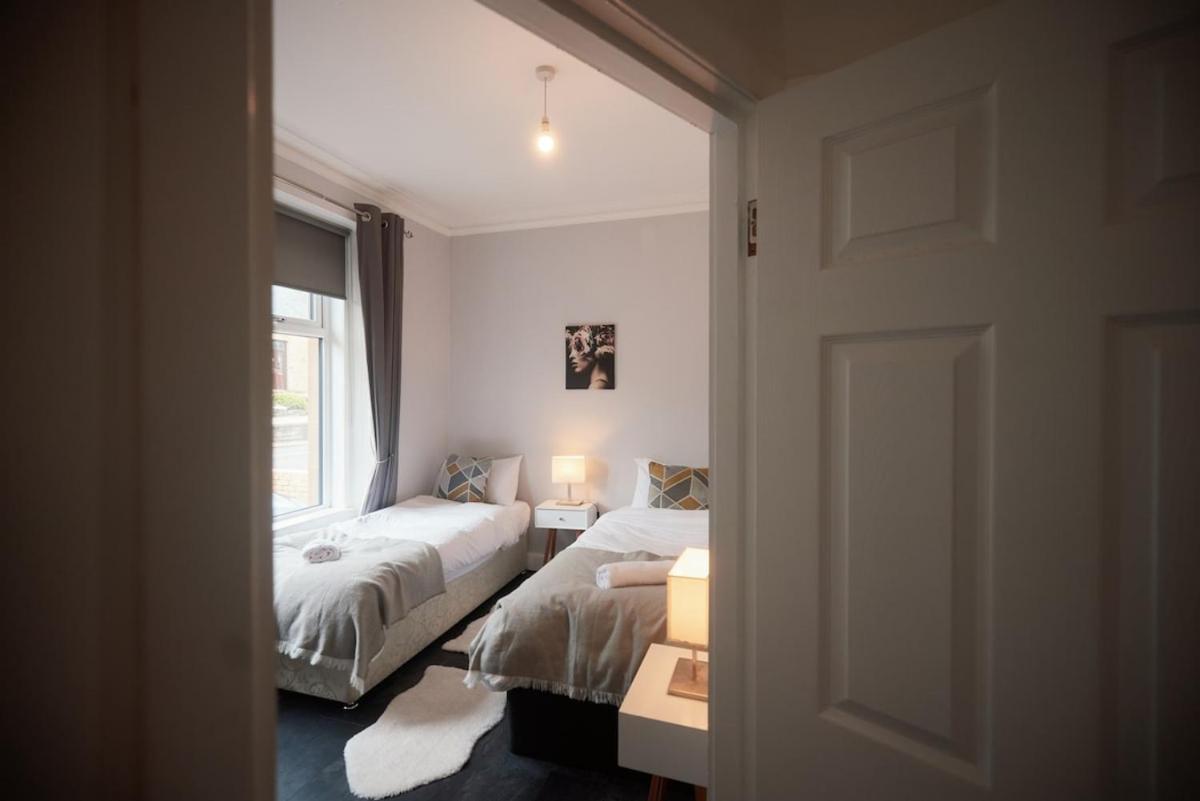 A Stunning And Slick Escape - Housity
