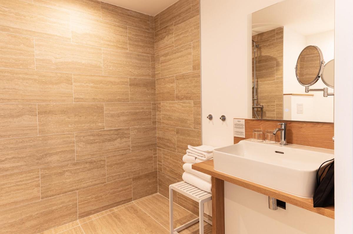 Salle de bains dans l'établissement voco Beaune , Cité des Vins by IHG