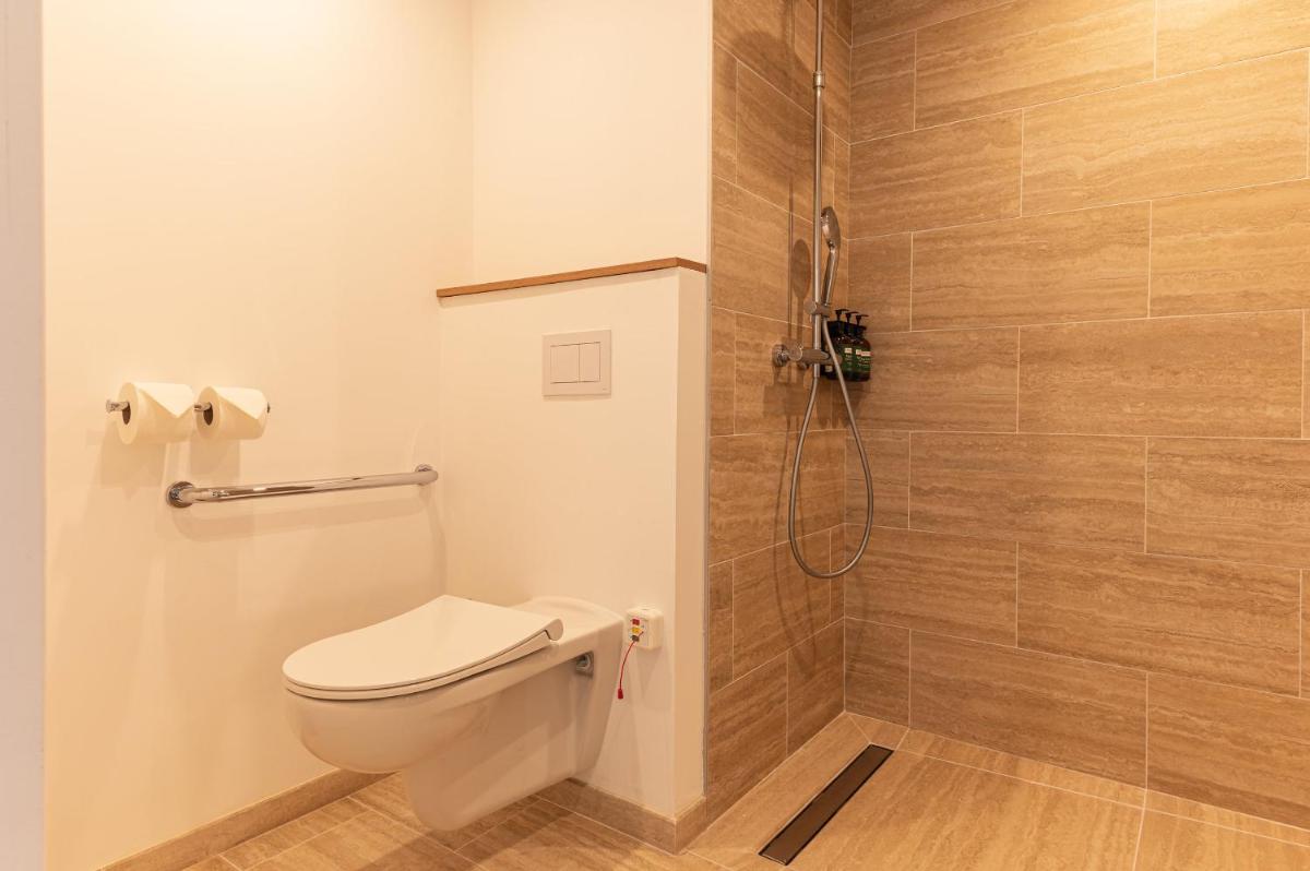 Salle de bains dans l'établissement voco Beaune , Cité des Vins by IHG