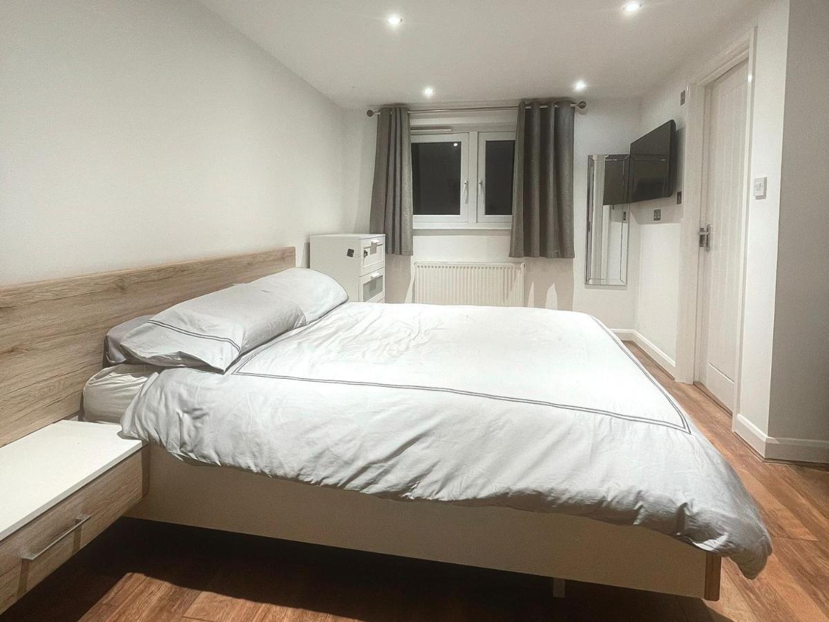 Spacious Private Room in Vibrant South London - Housity