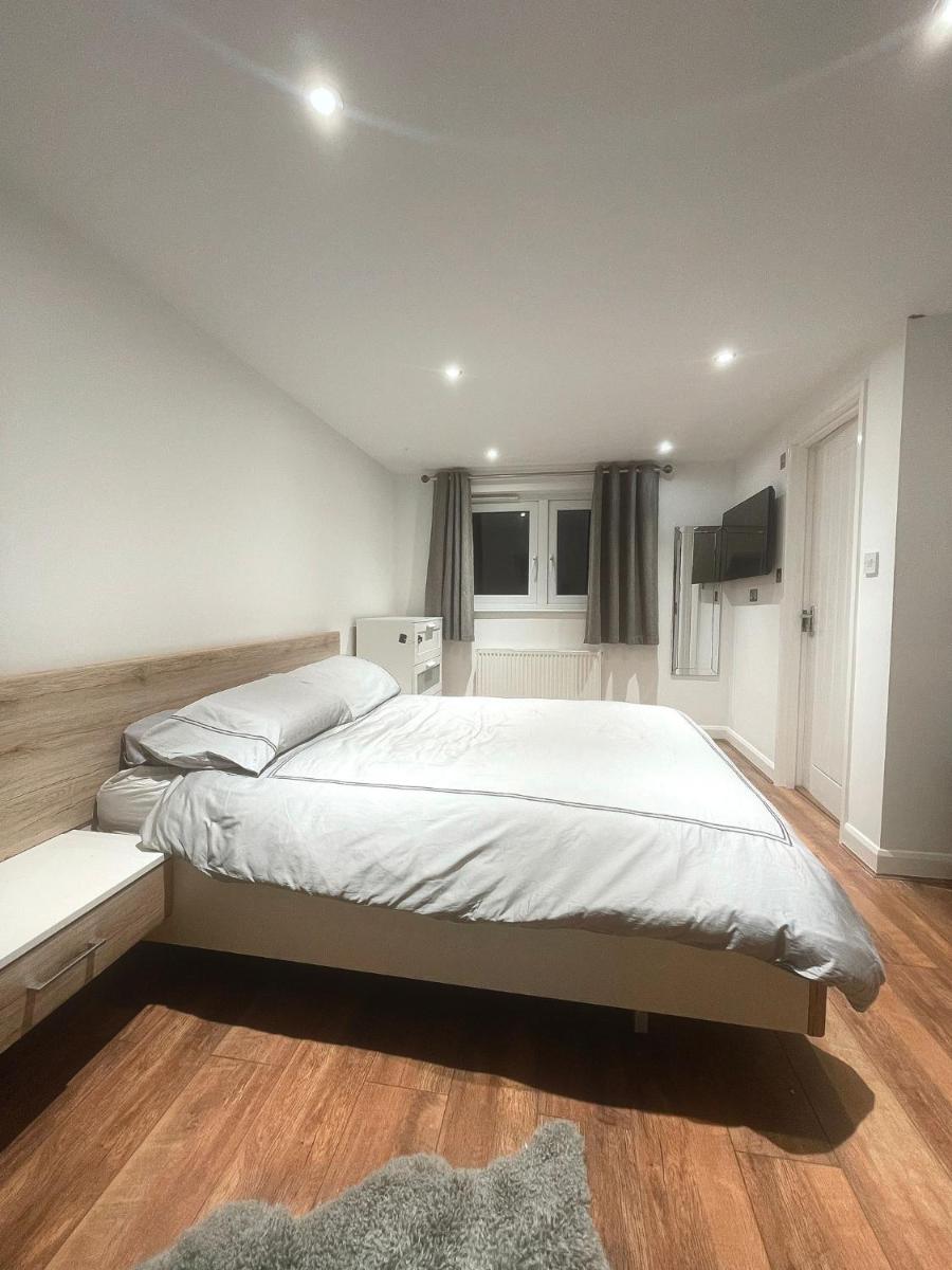 Spacious Private Room in Vibrant South London - Housity