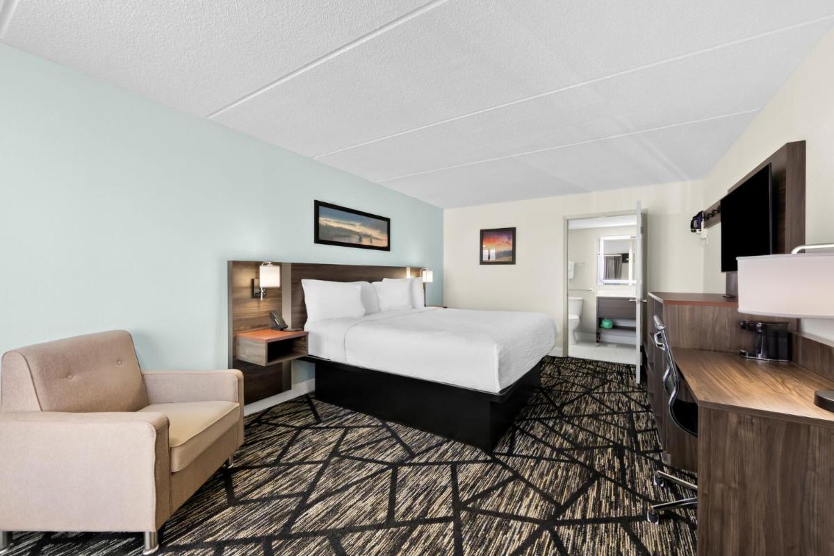 Clarion Inn & Suites near the Leconte Center Pigeon Forge - Housity