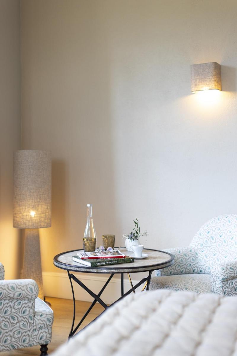 Coin salon dans l'établissement Château Les Oliviers de Salettes