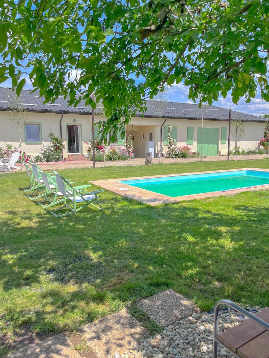 The Rose Farm, mini parties, accommodation, pool, playground, bbq - Housity