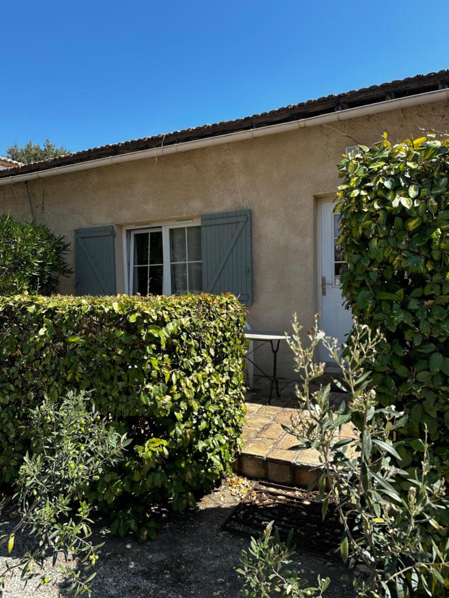 Petite maison mitoyenne, clim, rénovée, calme - Housity
