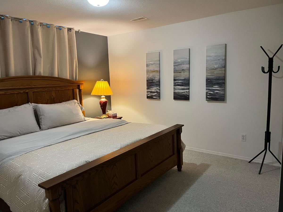 Licensed spacious basement suite with one king-size bed - Housity