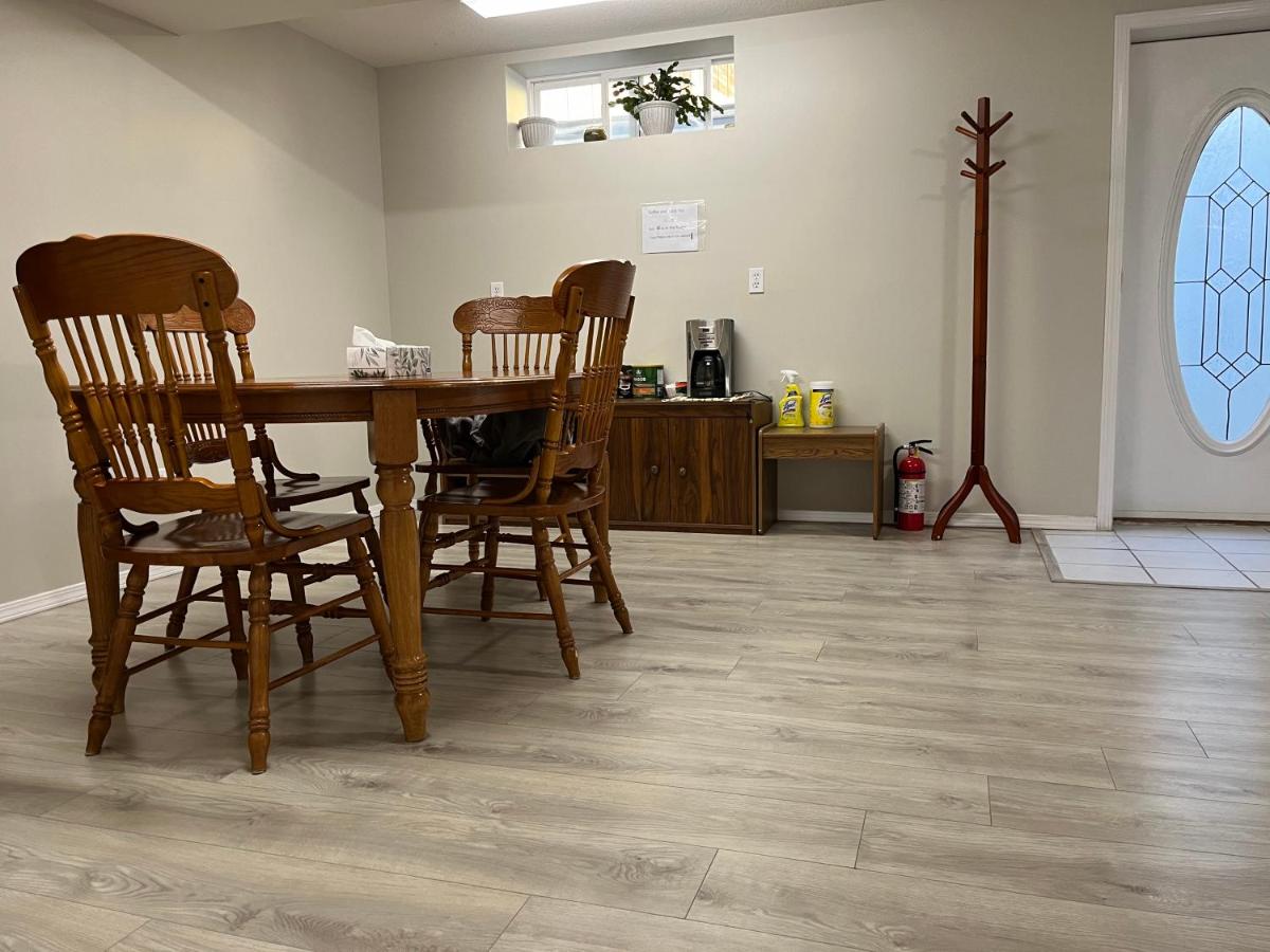 Licensed spacious basement suite with one king-size bed - Housity