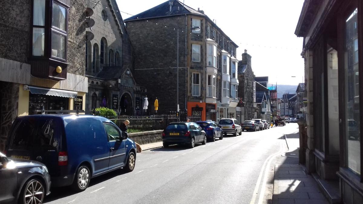 Ground Floor Barmouth Centre Apartment With Garden - Housity