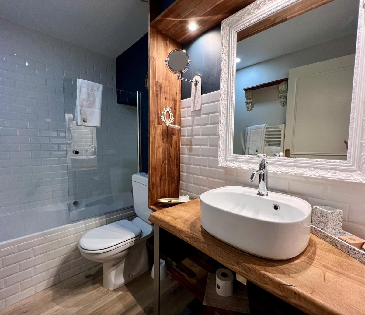 Salle de bains dans l'établissement Château Hôtel Edward 1er
