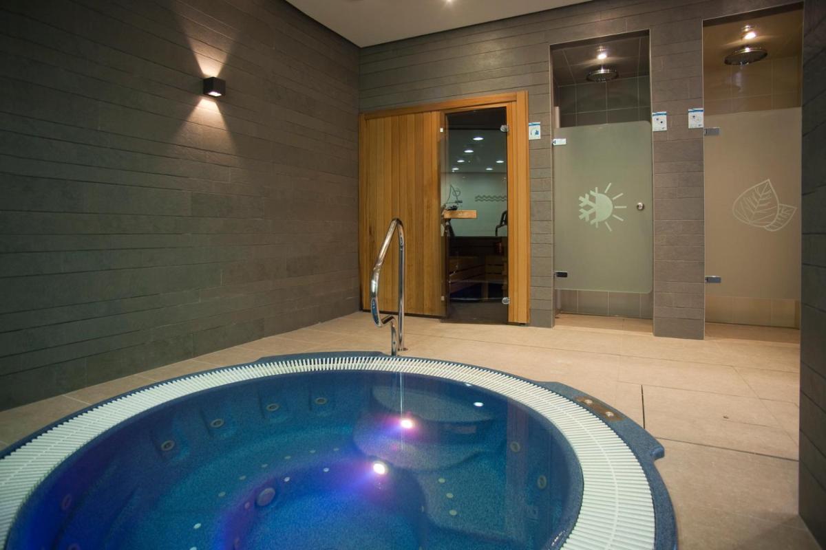 un jacuzzi en el medio de una habitación en Aparthotel Acuazul, en Peñíscola