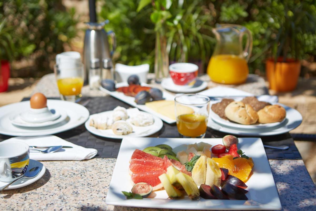 Comida en o cerca de este hotel