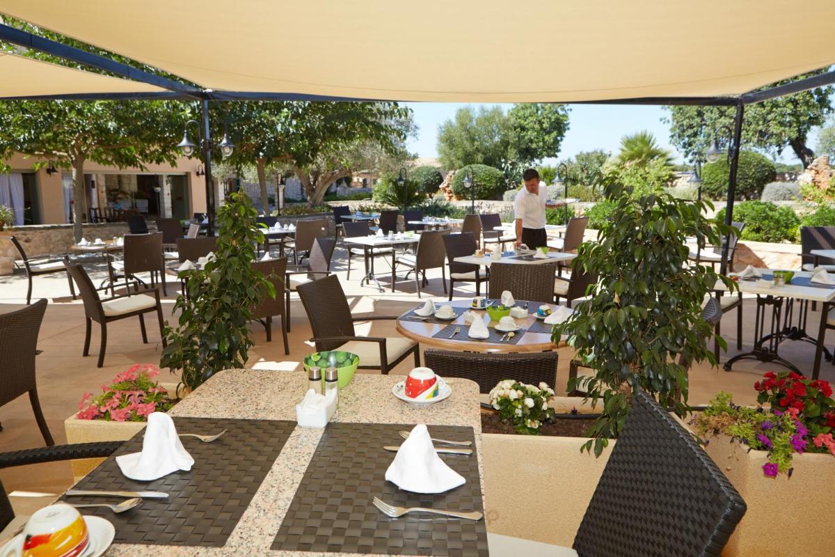 Un restaurante o sitio para comer en Hotel Son Trobat Wellness & Spa