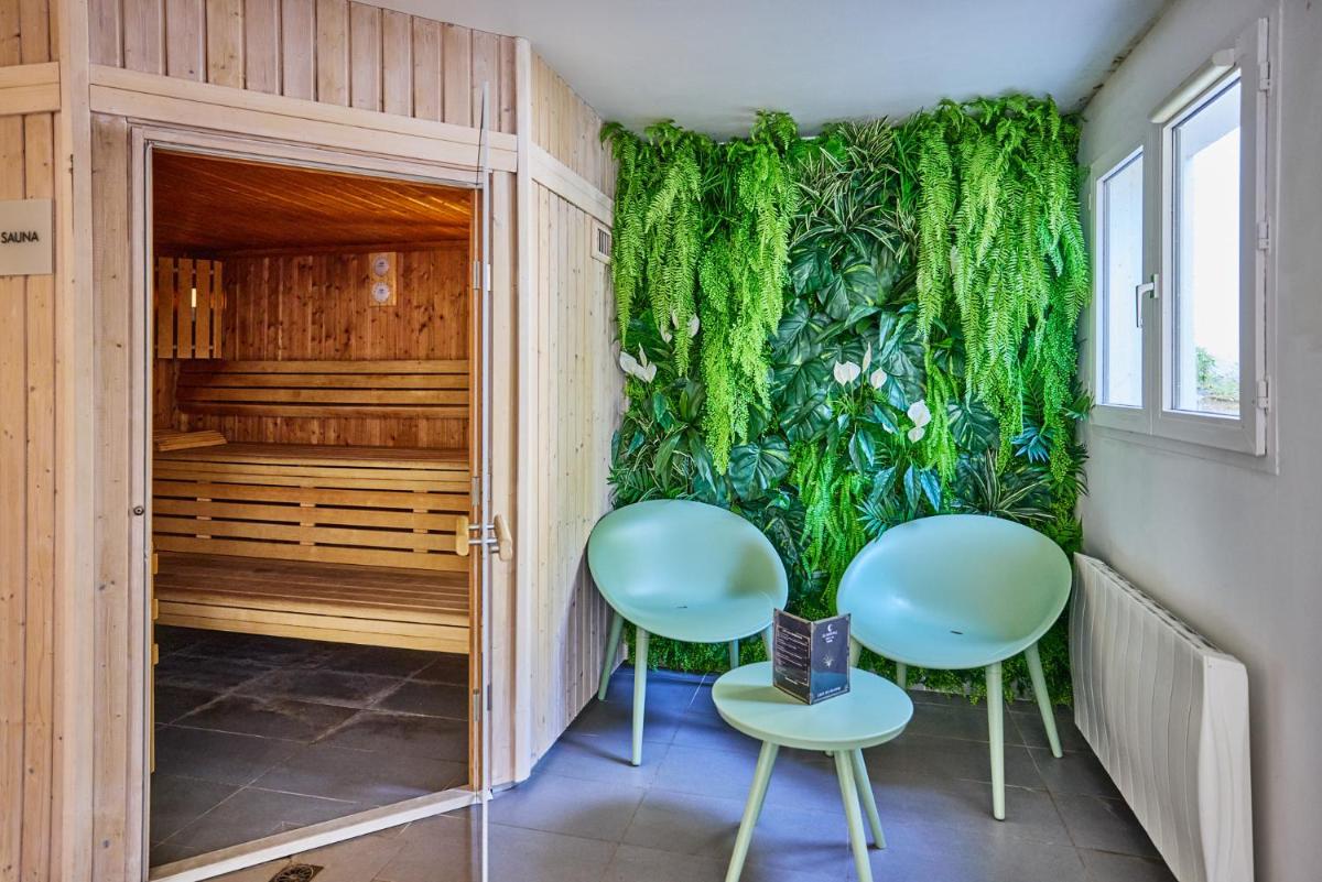 Coin salon dans l'établissement Le Churchill Hôtel & Spa
