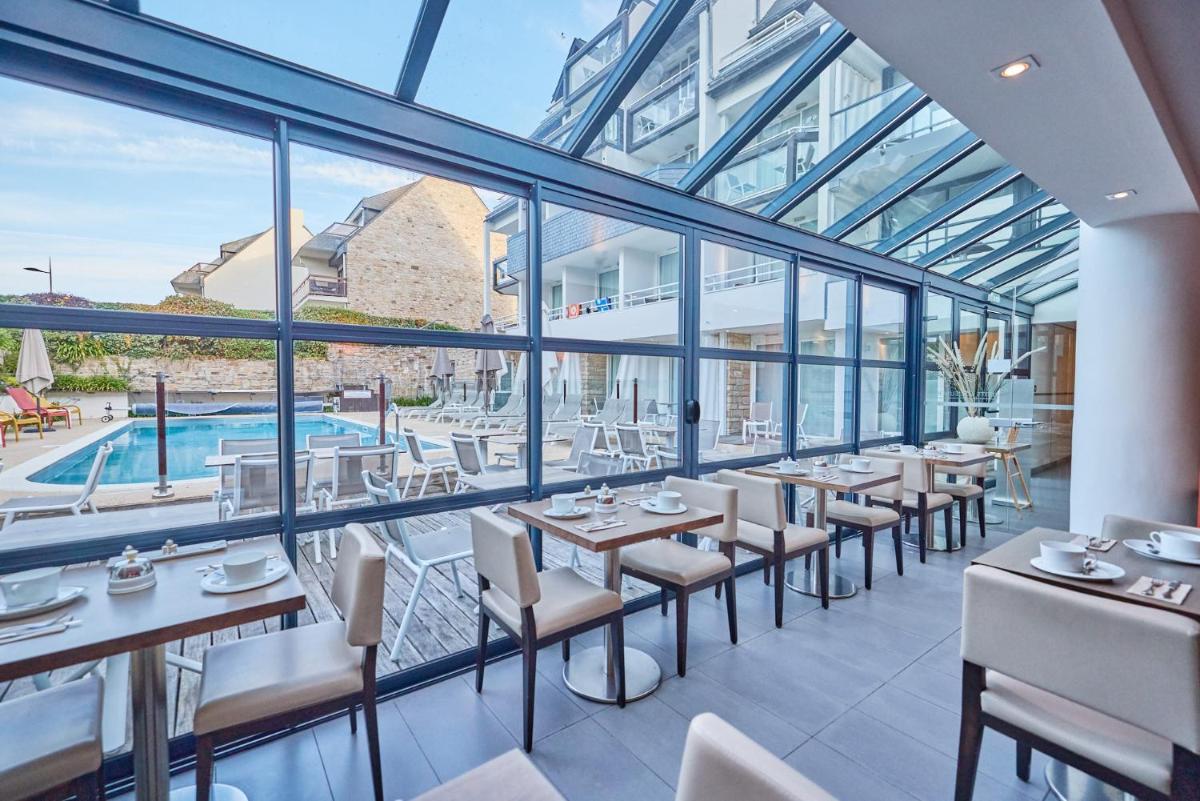 Piscine de l'établissement Le Churchill Hôtel & Spa ou située à proximité