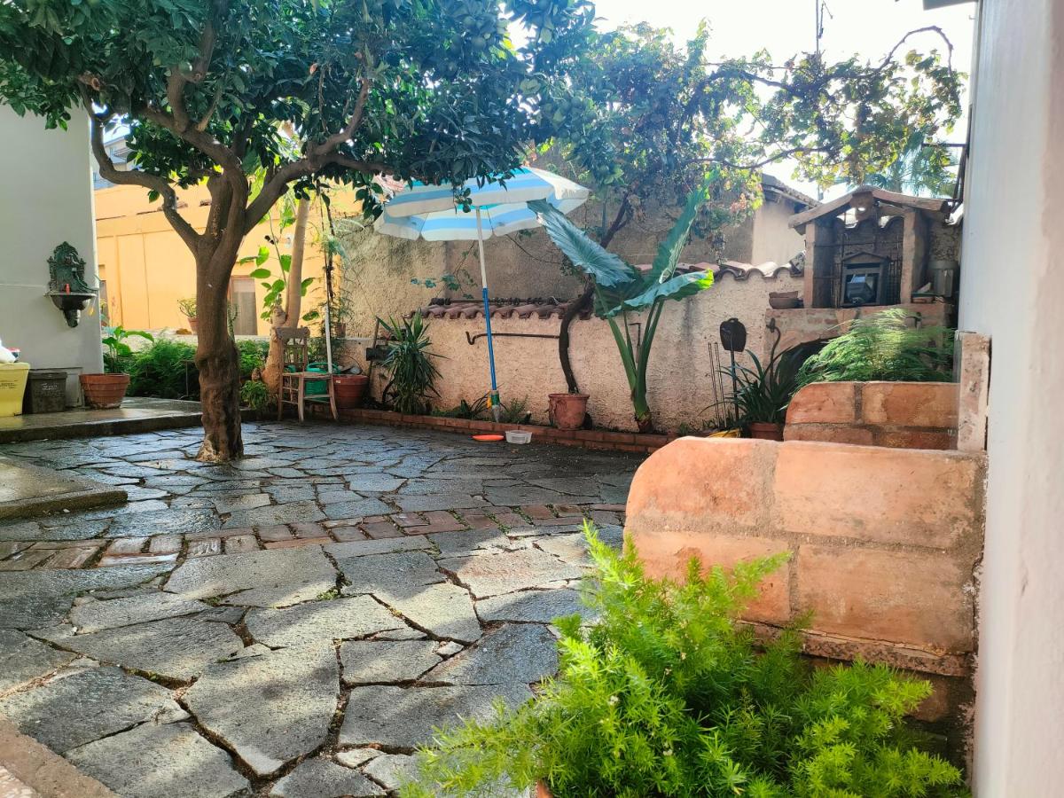 Xenion Guest House - Housity