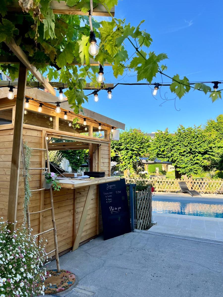 Piscine de l'établissement Hôtel Le Petit Périer ou située à proximité