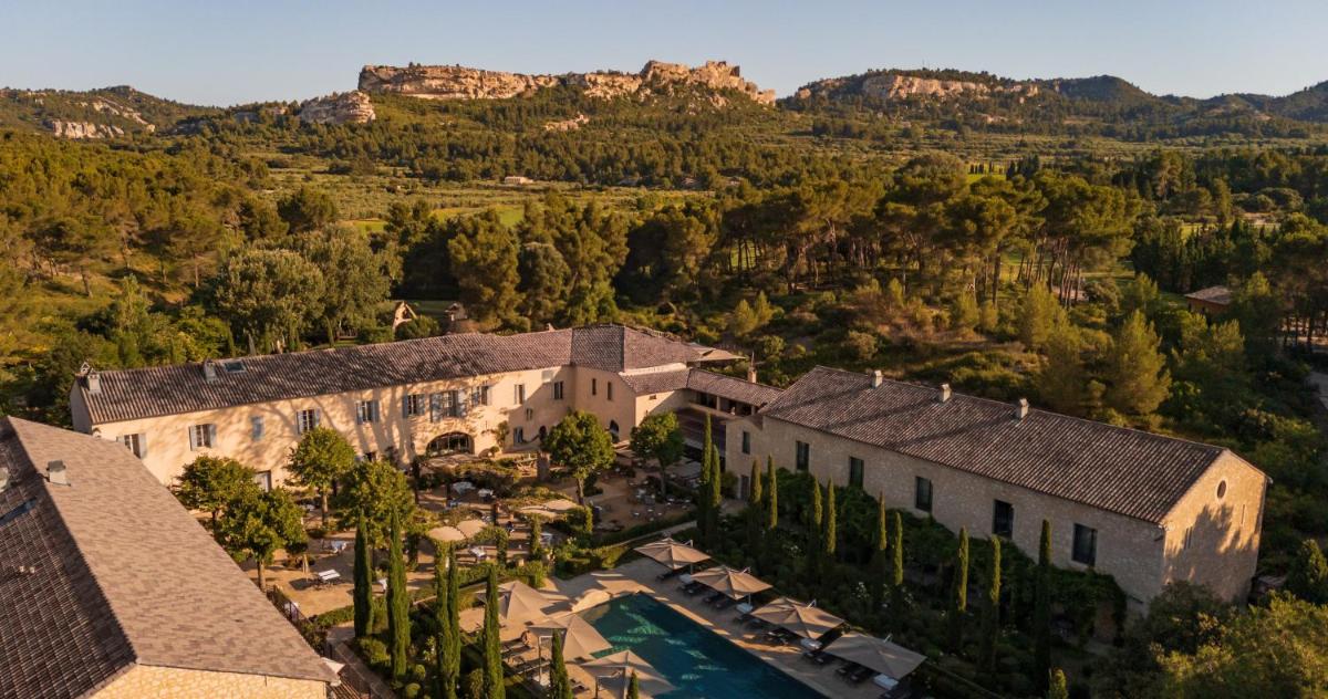 - une vue aérienne sur un bâtiment avec une piscine et des arbres dans l'établissement Domaine De Manville, aux Baux-de-Provence