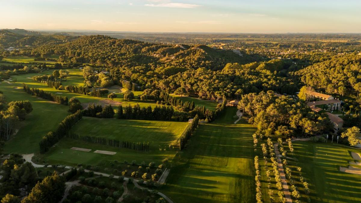 - une vue aérienne sur un parcours de golf arboré dans l'établissement Domaine De Manville, aux Baux-de-Provence 37 autres photos