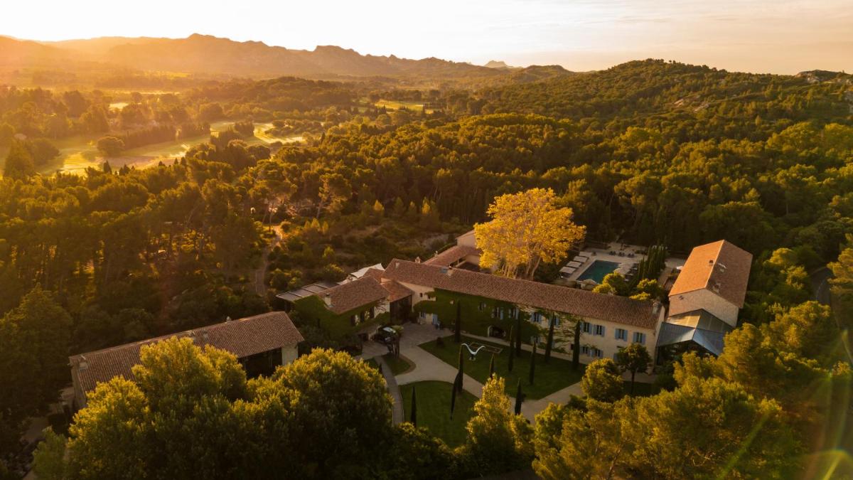 une vue aérienne d'une maison dans la forêt dans l'établissement Domaine De Manville, aux Baux-de-Provence