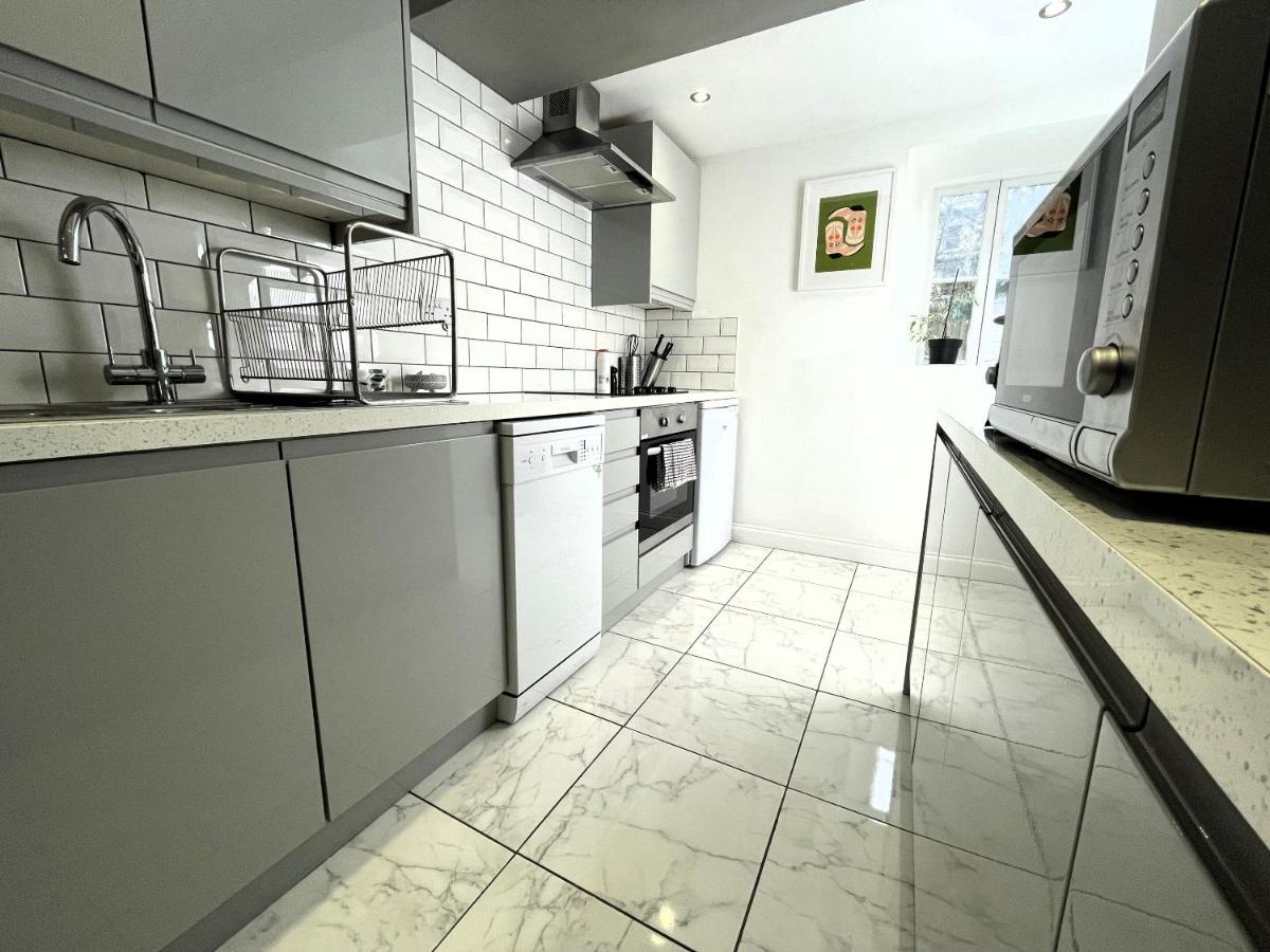 Contemporary Garden Flat in Clifton - Housity