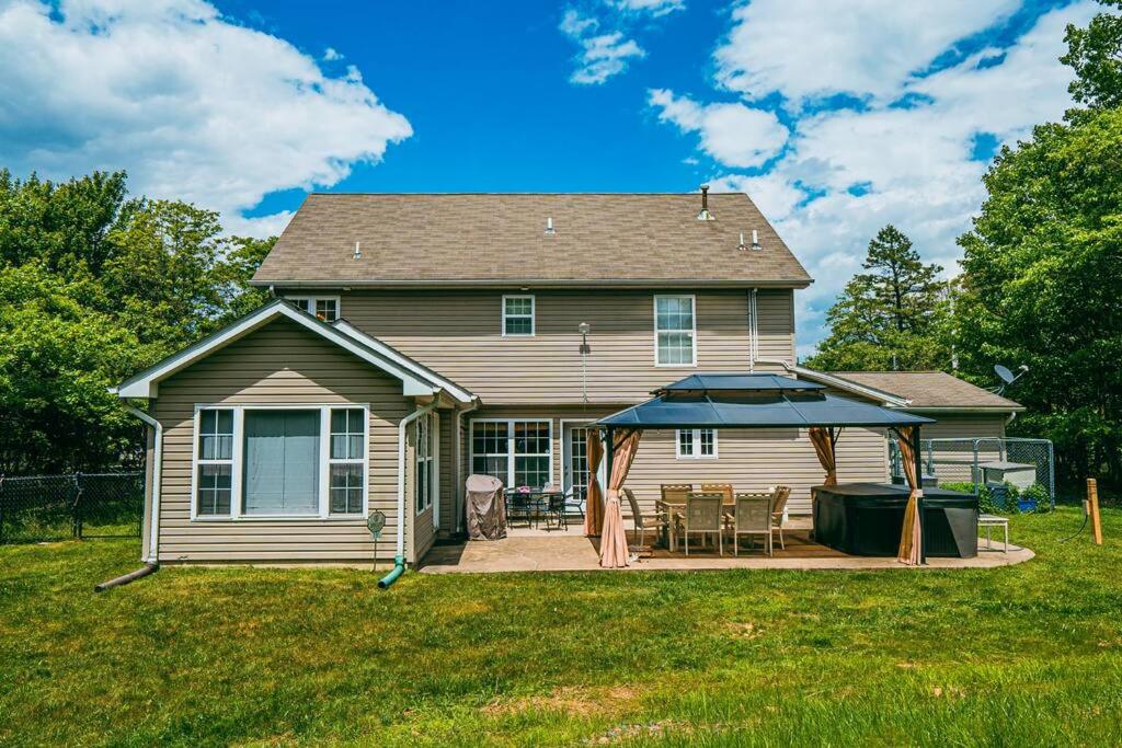 Gorgeous Cozy 5 Bedroom House with Hottub,Lake,Pool - Housity
