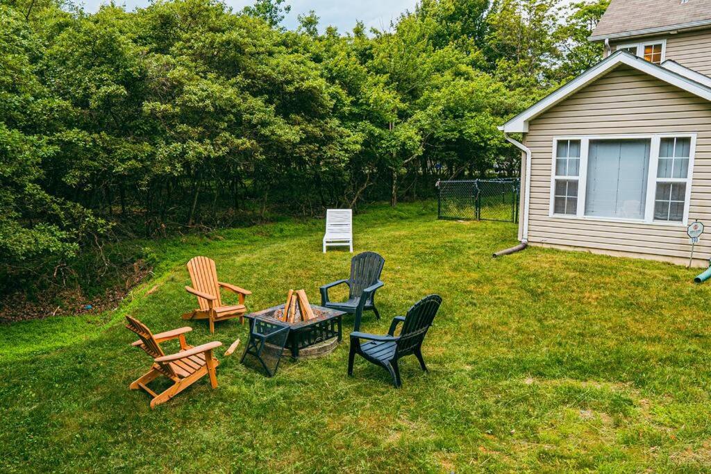Gorgeous Cozy 5 Bedroom House with Hottub,Lake,Pool - Housity