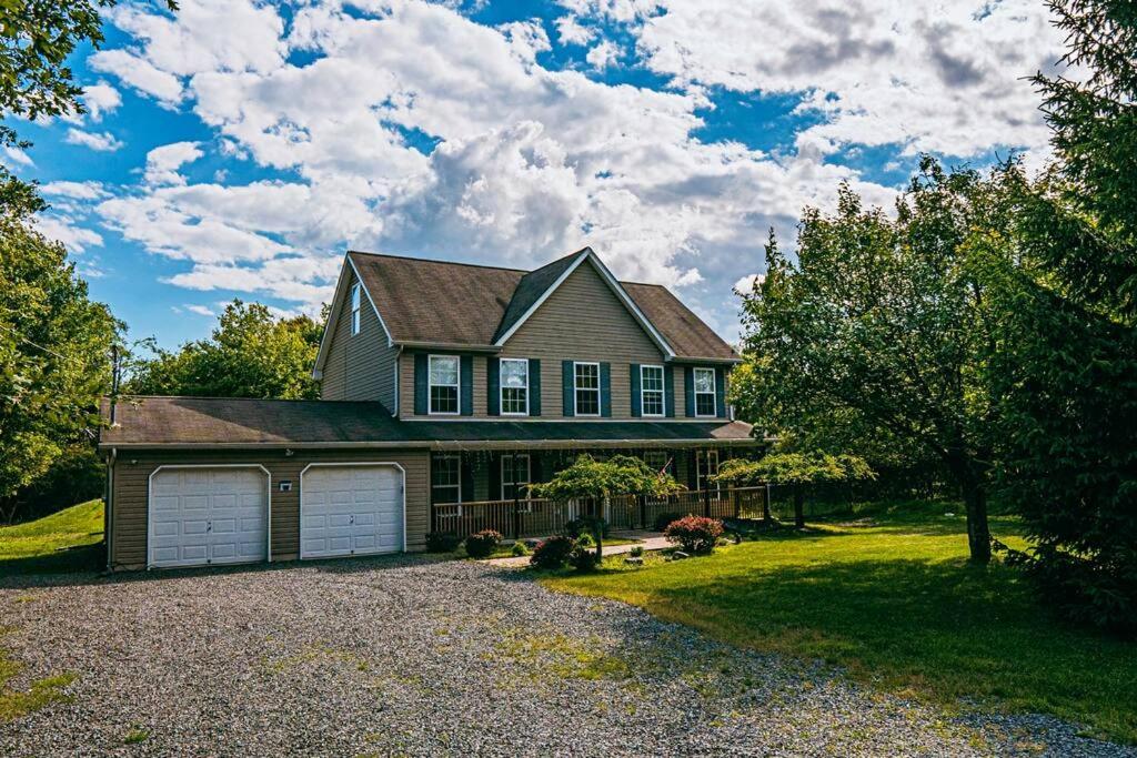 Gorgeous Cozy 5 Bedroom House with Hottub,Lake,Pool - Housity