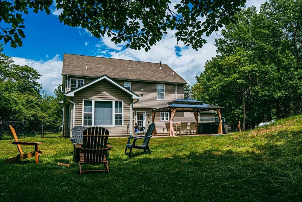 Gorgeous Cozy 5 Bedroom House with Hottub,Lake,Pool - Housity