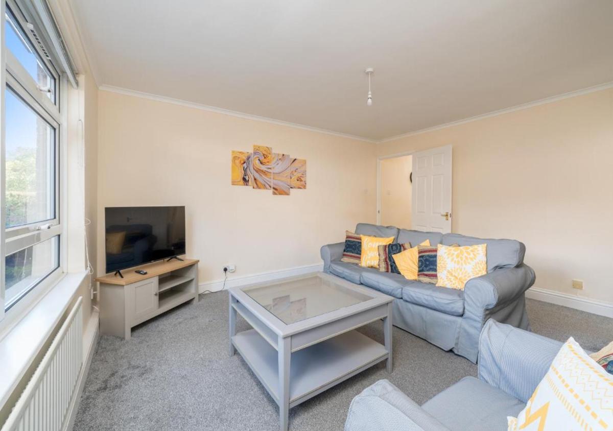Redhill Surrey 2 Bedroom Pet Friendly Apartment by Sublime Stays - Housity