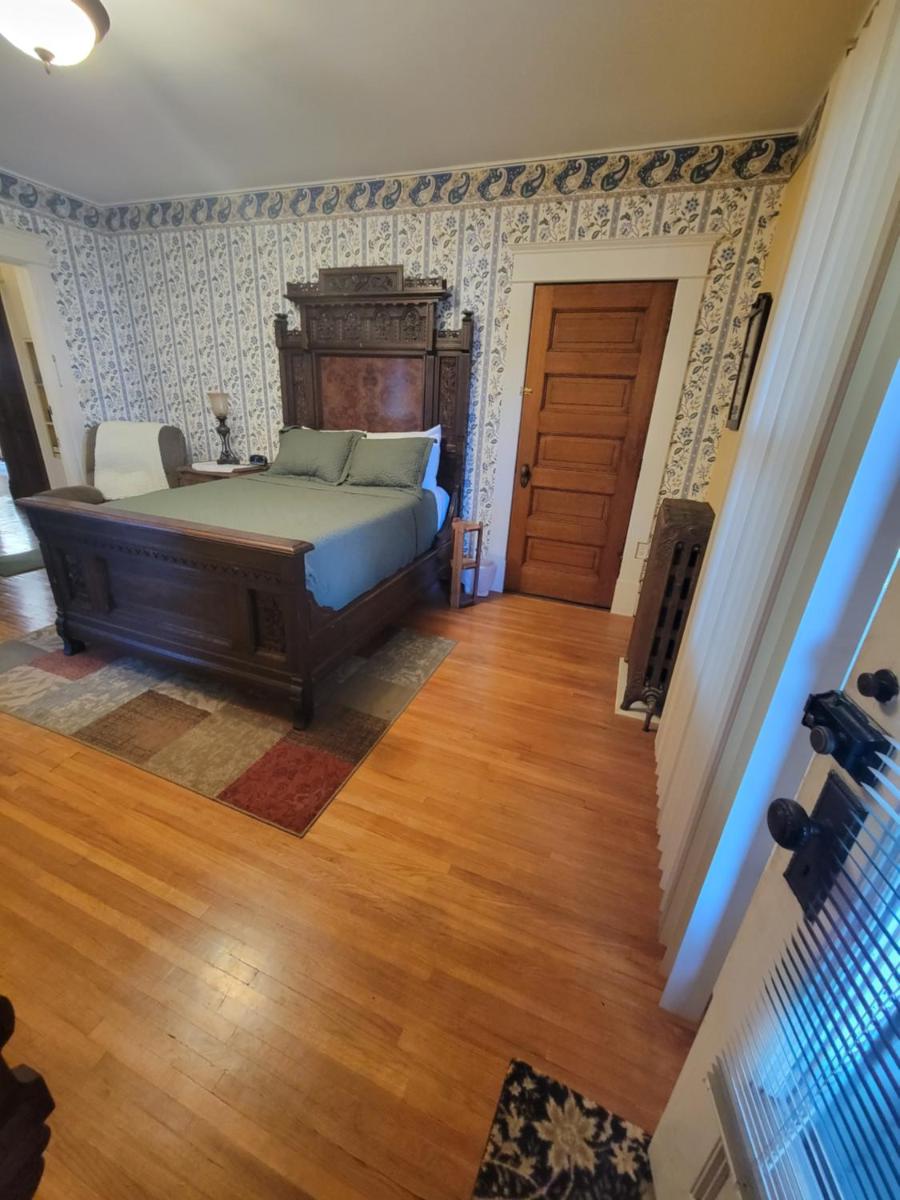The Weis Mansion Bed and Breakfast - Housity
