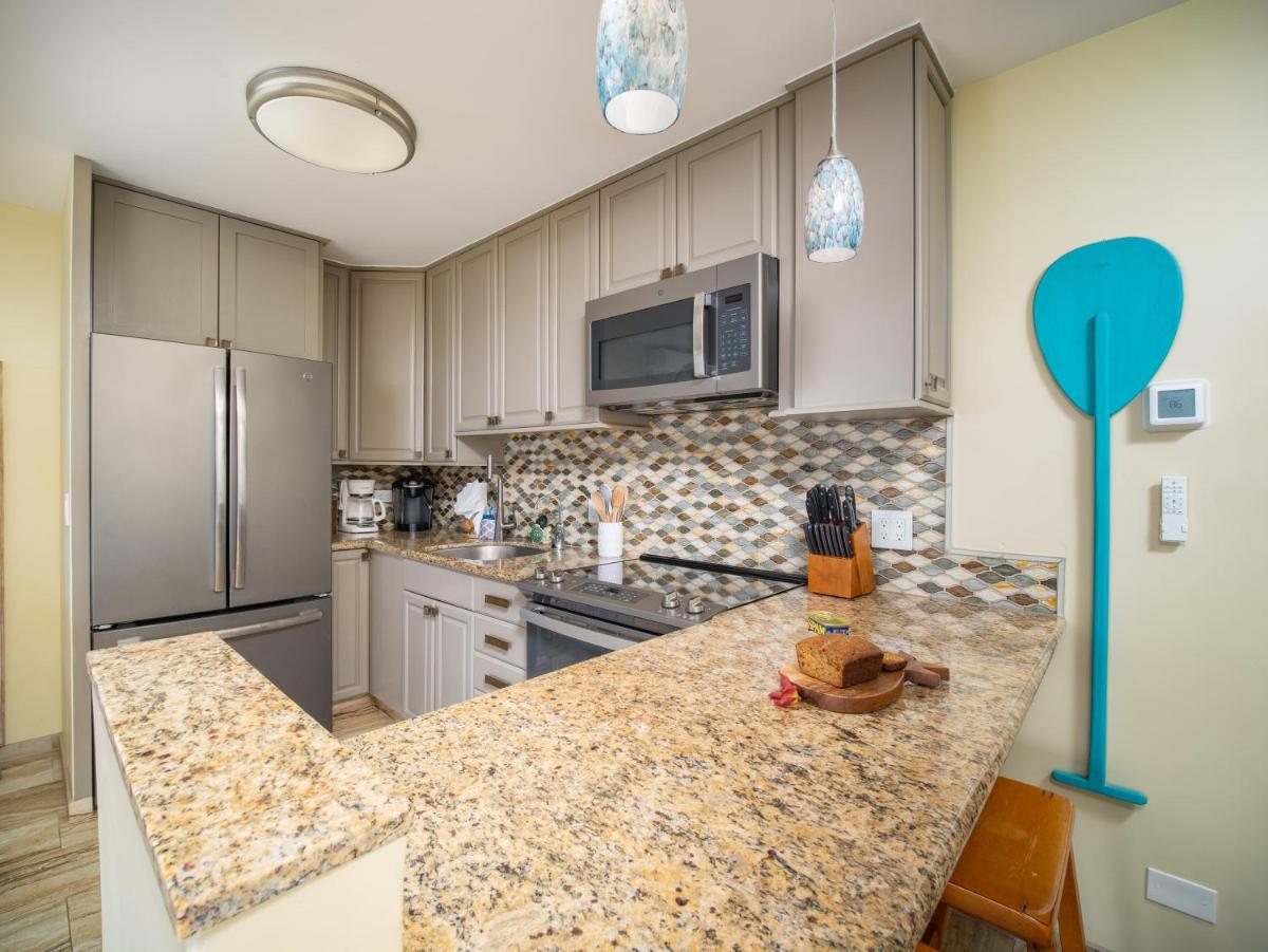 Waiohuli Beach Hale D227 - Aloha La'i - Oceanfront/1b1b/Wifi/AC/Cable/Pool/Extras - Housity