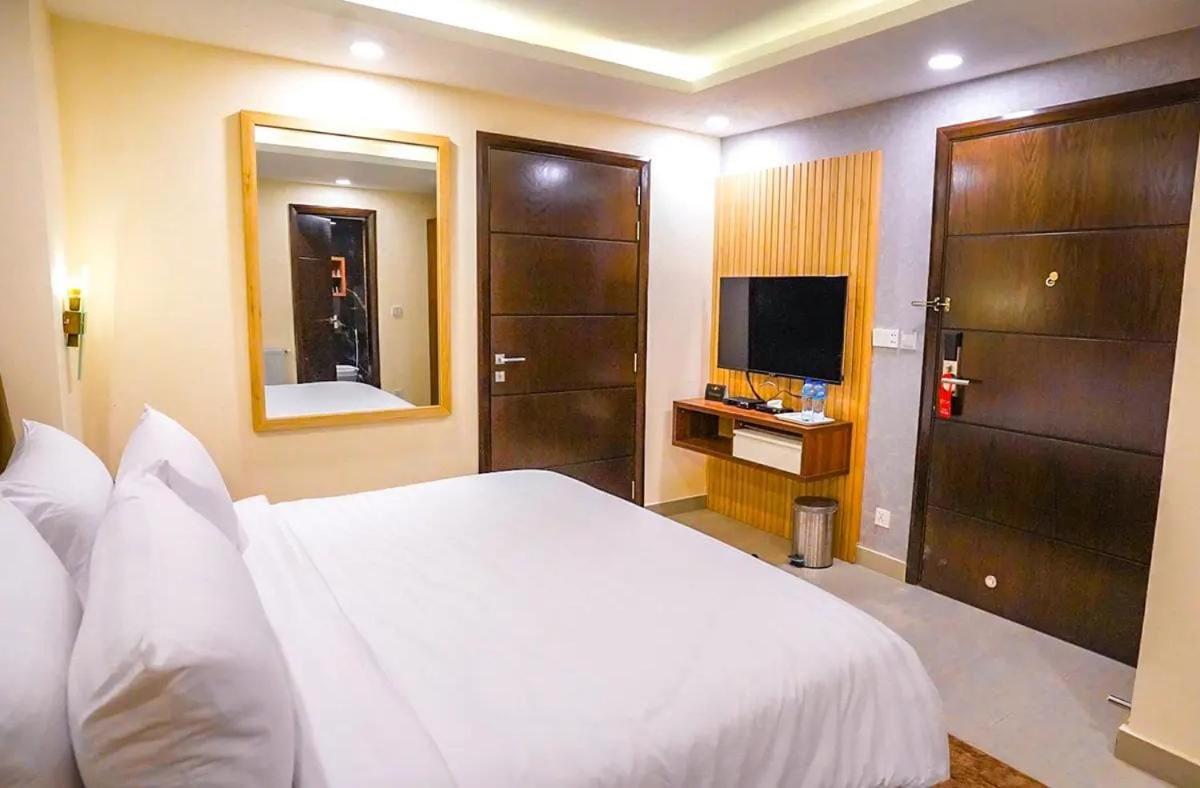 Fiora Hotel - Housity