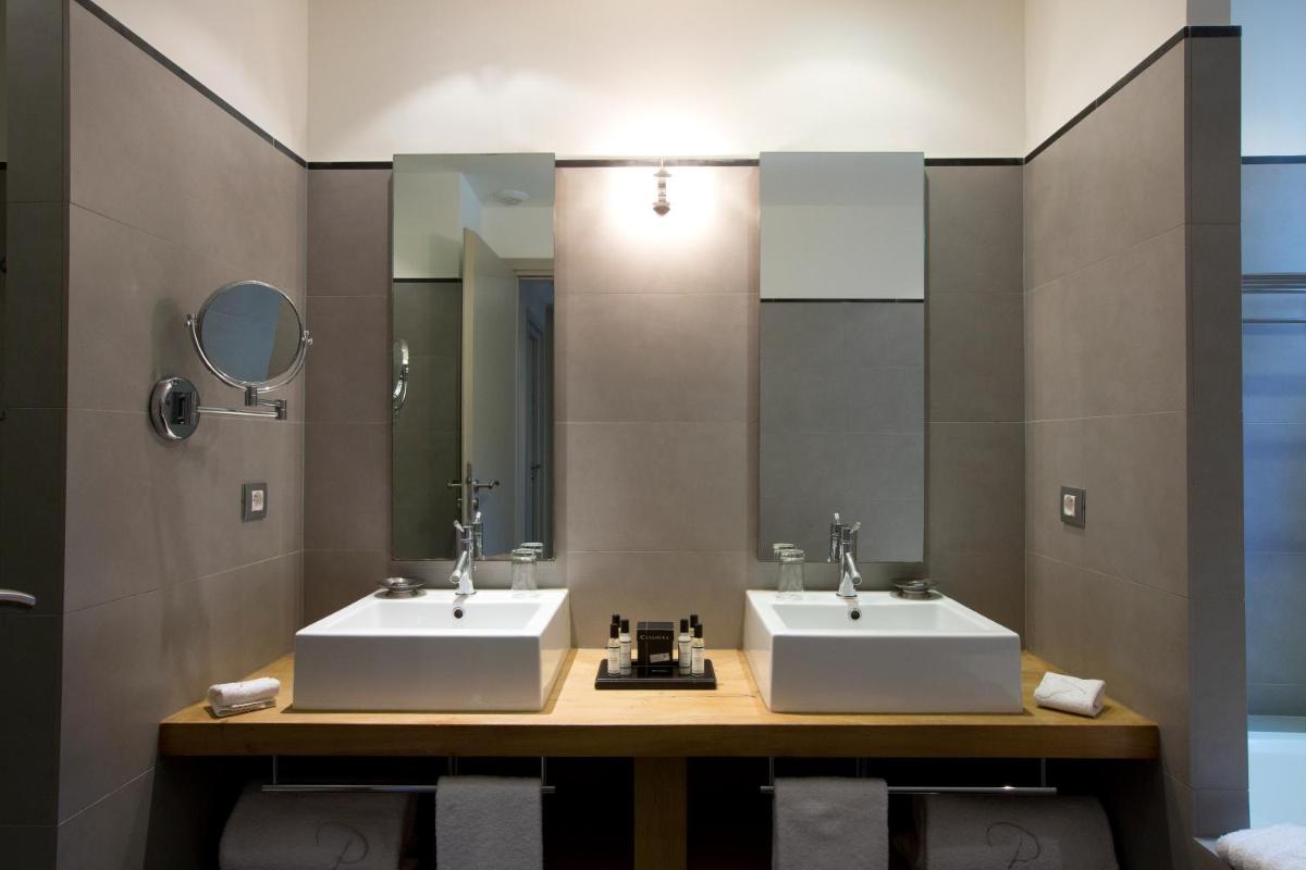 Salle de bains dans l'établissement Le Pinarello