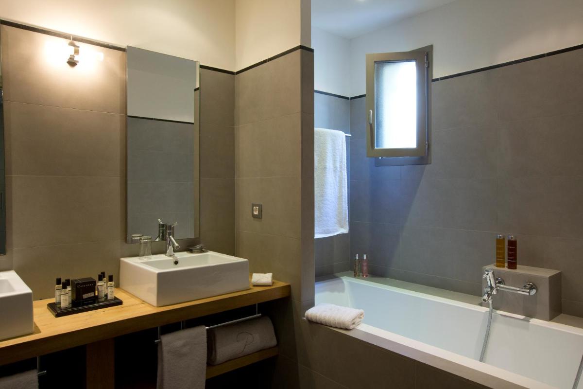 Salle de bains dans l'établissement Le Pinarello