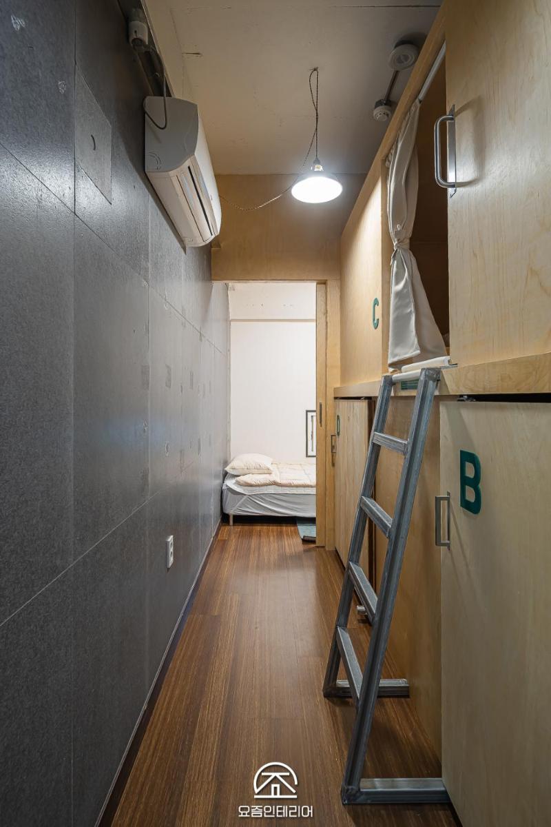 Travel Light Hostel - Housity