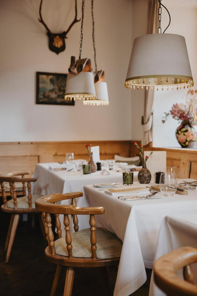 Ein Restaurant oder anderes Speiselokal in der Unterkunft Spa & Resort Bachmair Weissach, LUXURY FAMILY RESORT