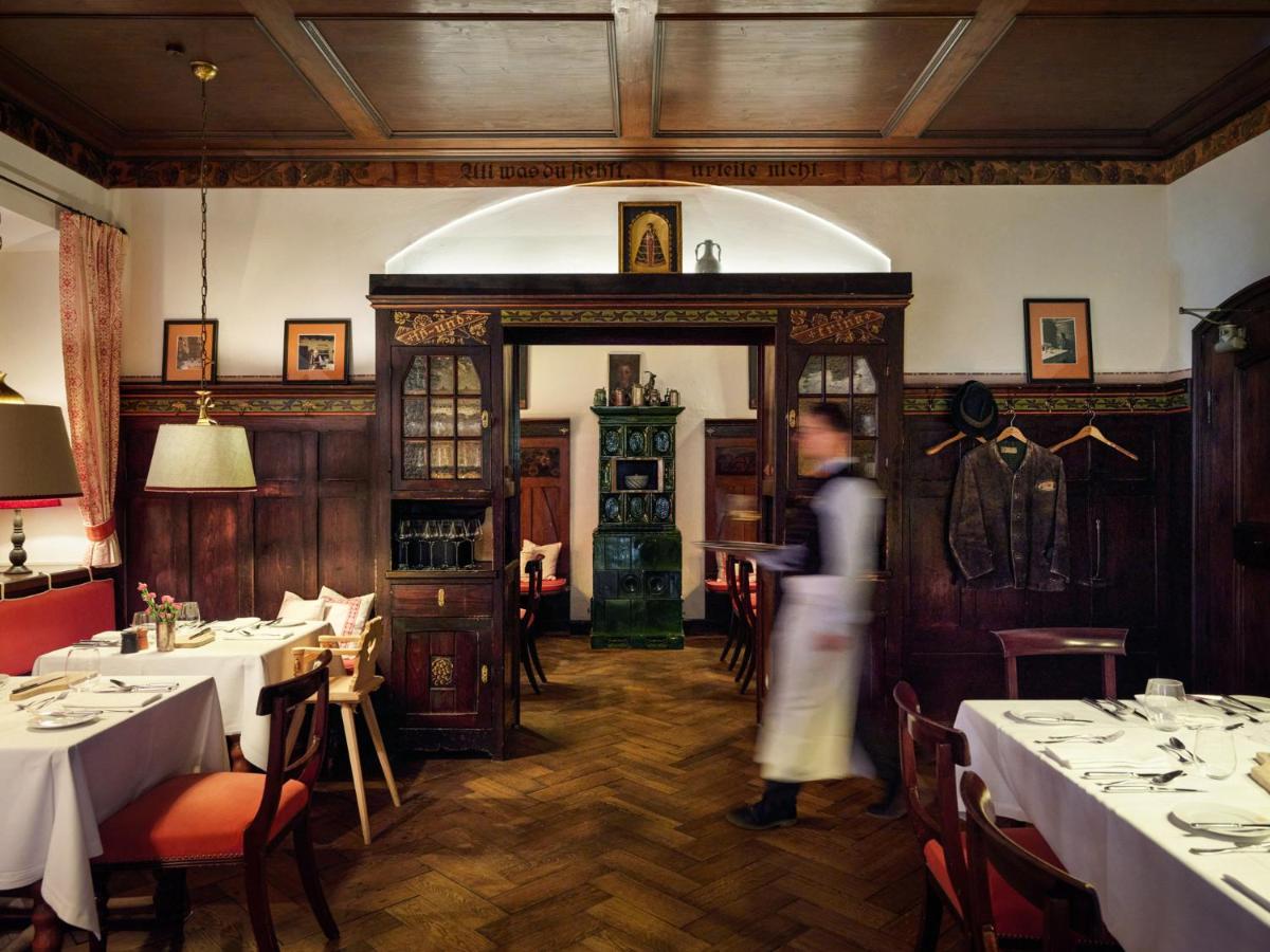 Ein Restaurant oder anderes Speiselokal in der Unterkunft Spa & Resort Bachmair Weissach, LUXURY FAMILY RESORT