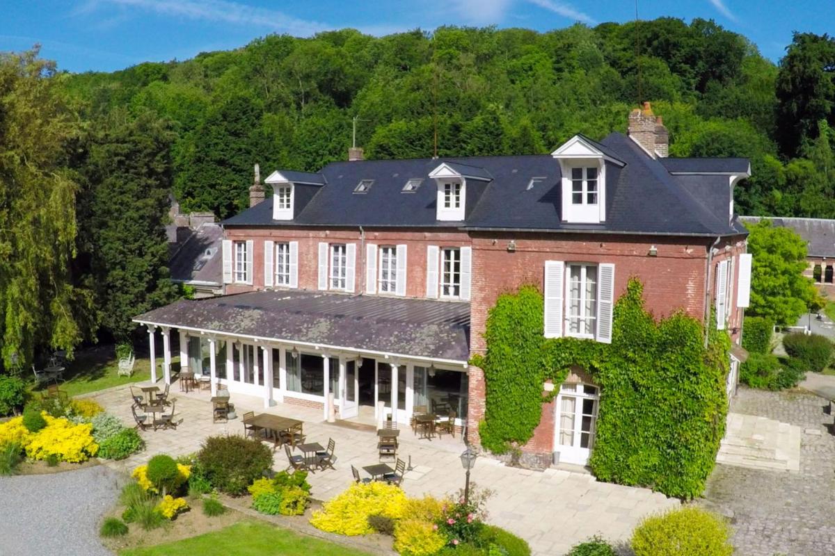 vue aérienne d'une grande maison en briques recouverte de lierre dans l'établissement Domaine de Joinville & Spa, à Eu