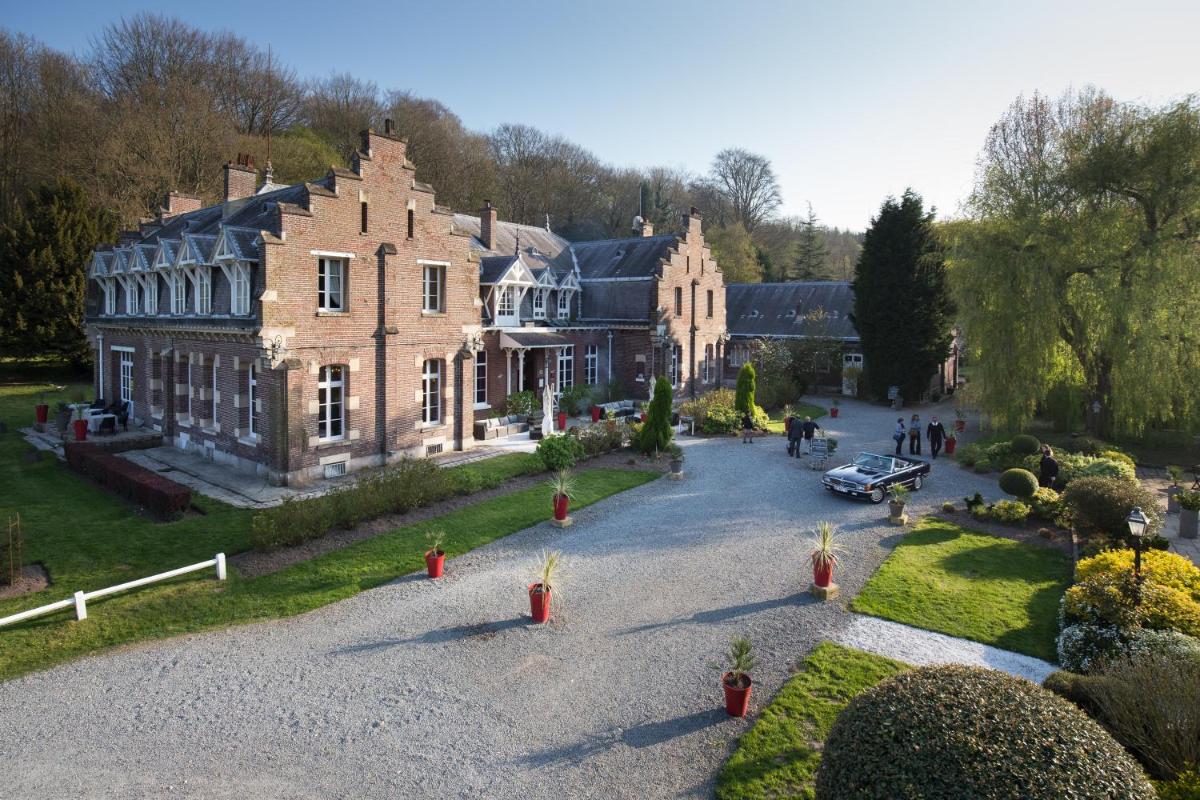 vue aérienne d'une grande maison avec une allée dans l'établissement Domaine de Joinville & Spa, à Eu