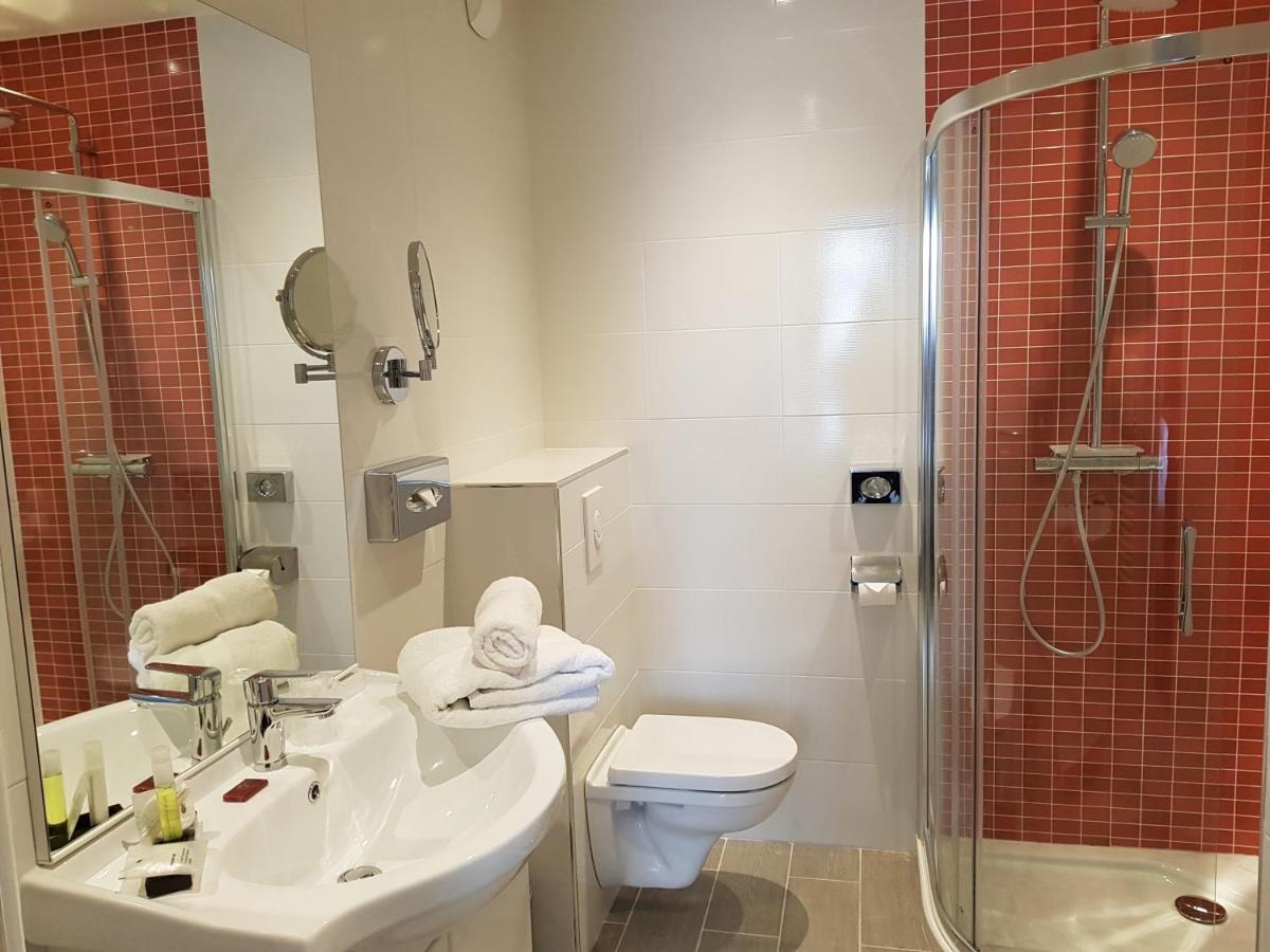 Salle de bains dans l'établissement Brit Hotel de Grignan Vichy