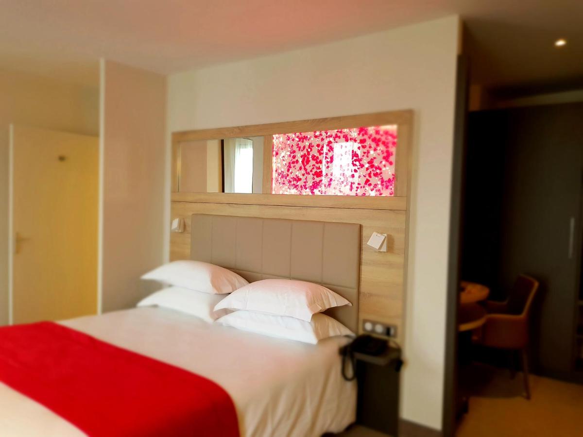 Un ou plusieurs lits dans un hébergement de l'établissement Brit Hotel de Grignan Vichy