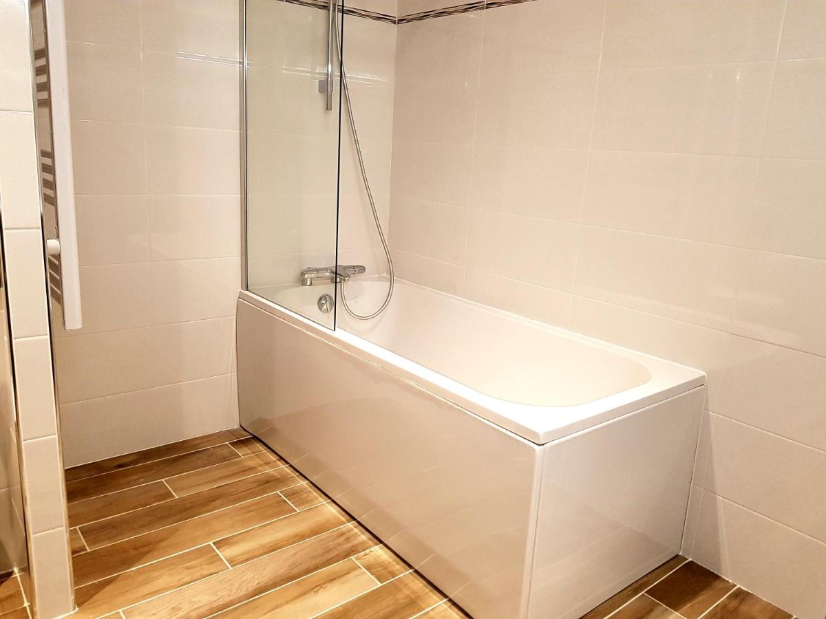 Salle de bains dans l'établissement Brit Hotel de Grignan Vichy