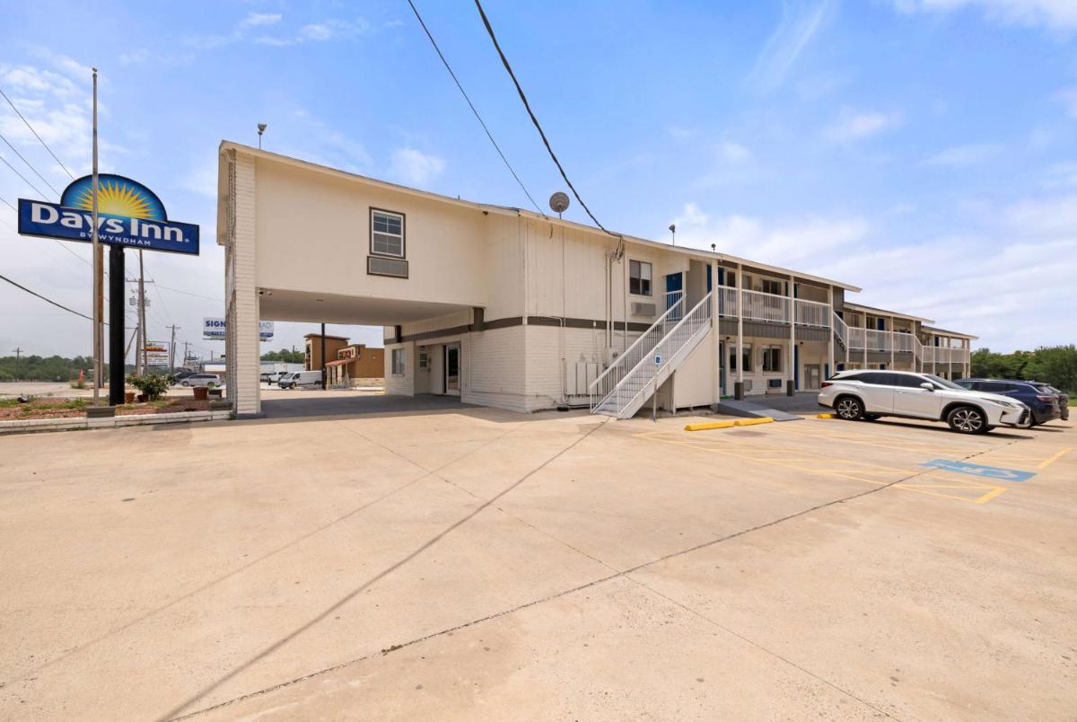 Days Inn by Wyndham Kenedy Karnes City - Housity